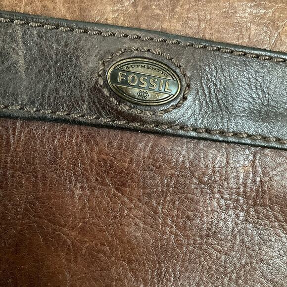 Fossil Brown Leather Messenger Bag with Vintage Aesthetic - Picture 13 of 15
